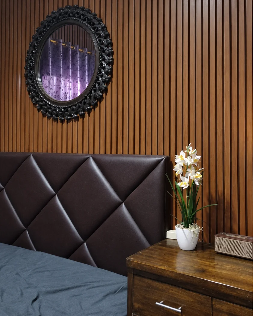 Hasil pemasangan wallpanel motif kayu di kamar tidur