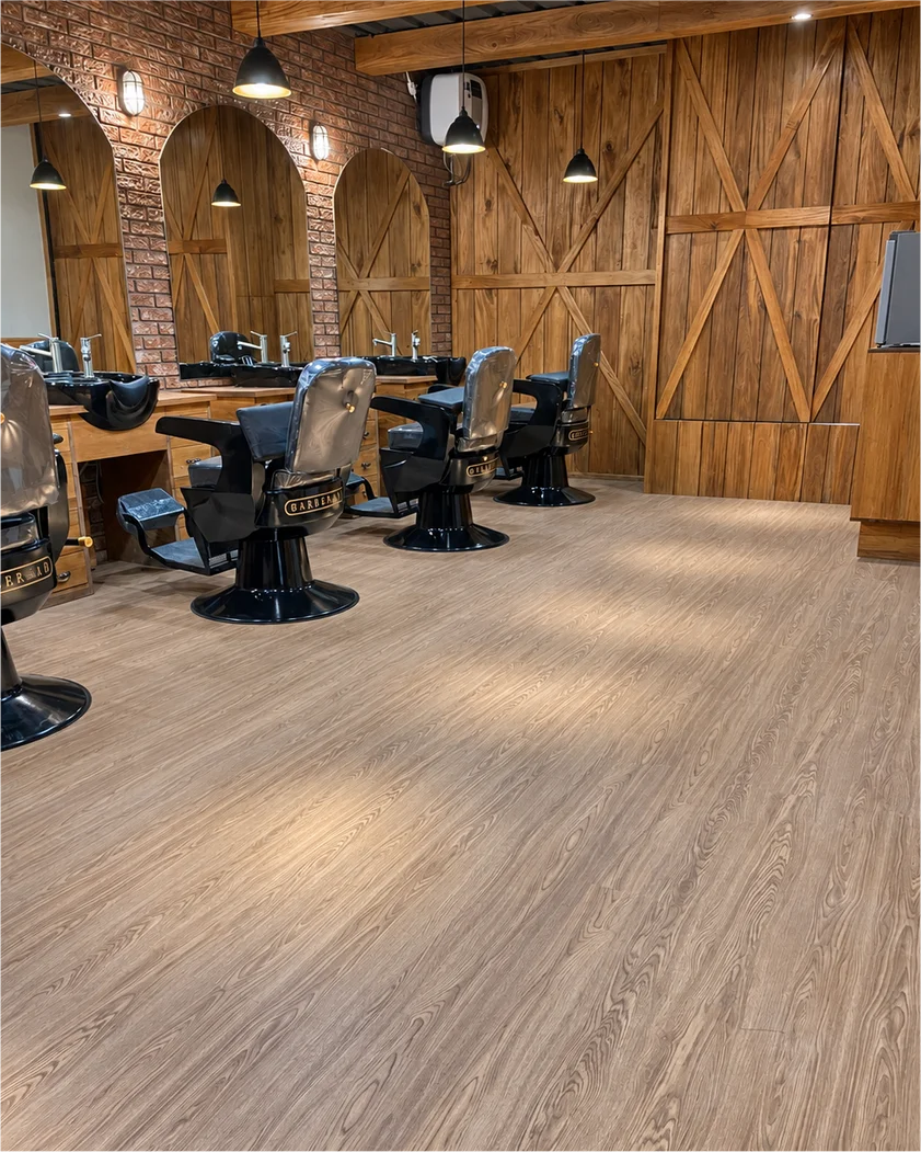 Hasil pemasangan lantai motif kayu di barbershop