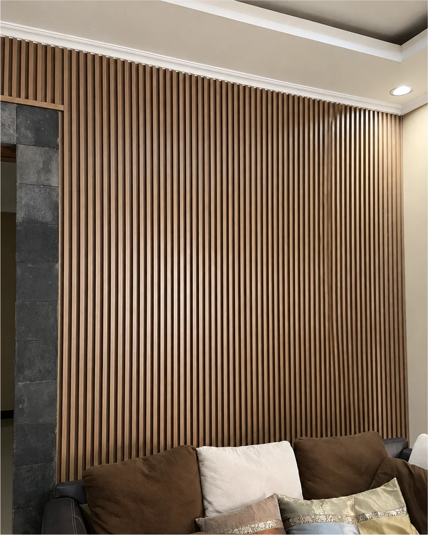 Hasil pemasangan wallpanel motif kayu di ruang keluarga