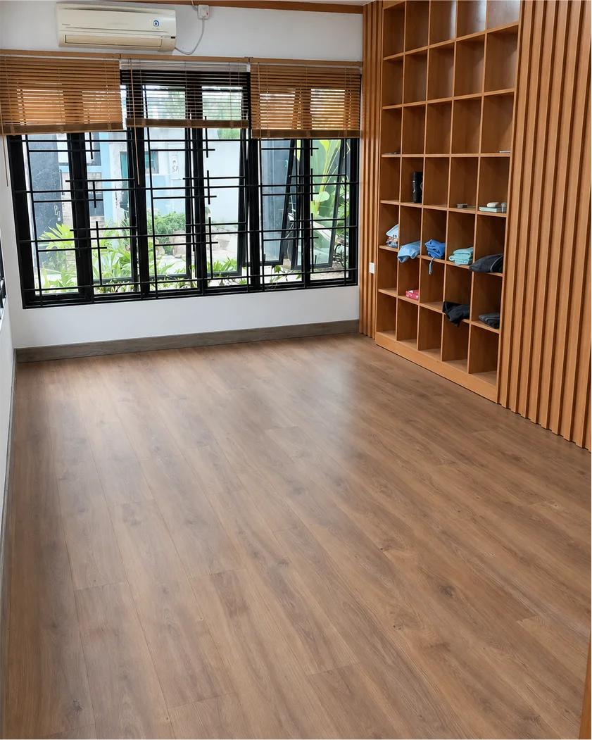 Hasil pemasangan lantai motif kayu di ruang kerja