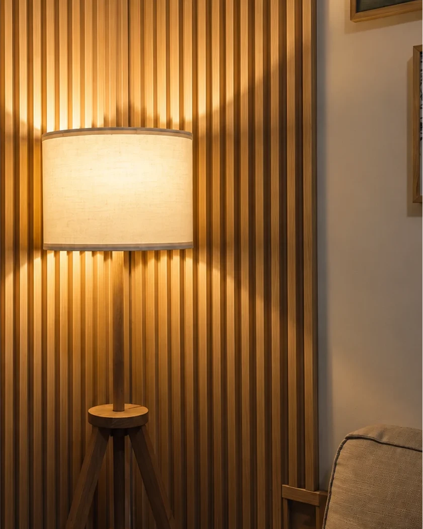 Hasil pemasangan wallpanel motif kayu di ruang tamu