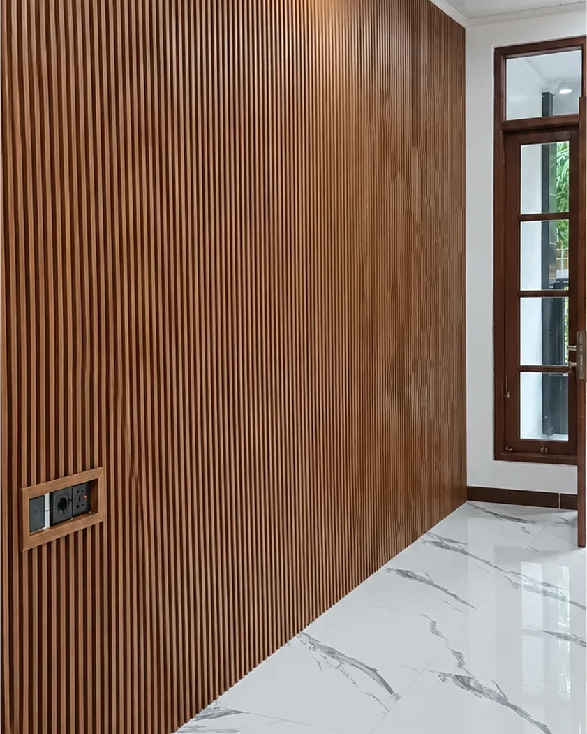 Hasil pemasangan wallpanel motif kayu di lorong rumah